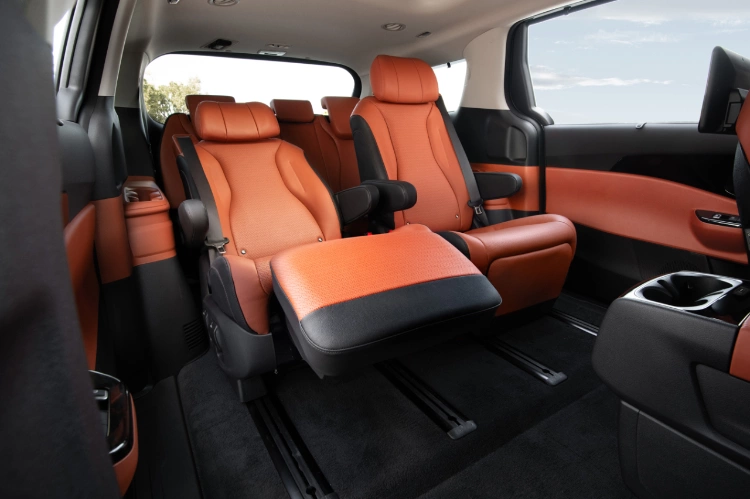 2024 Kia Carnival 2nd Row Reclining VIP Lounge Seats Close-Up