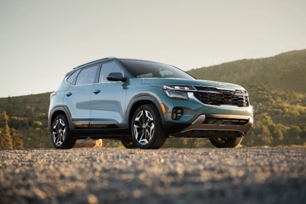 2024 Kia Seltos Parked Near a Hill During a Sunset Three-Quarter View