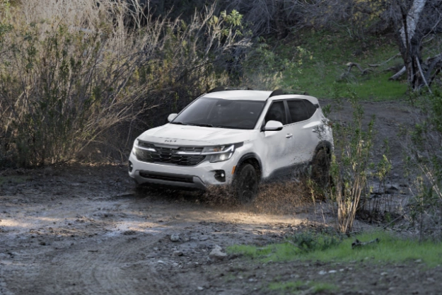 2024 Kia Seltos Driving Up a Curvy Mountain Road Three-Quarter View