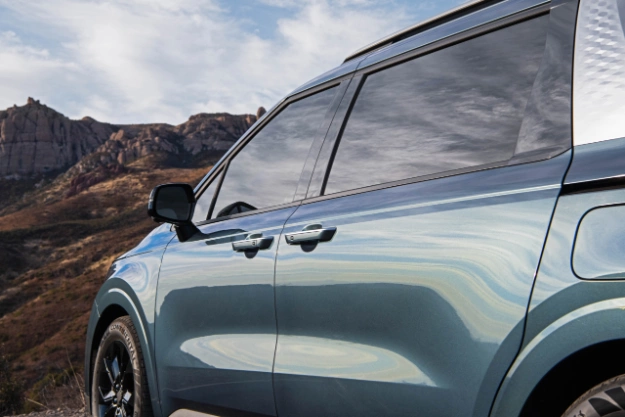 2024 Kia Carnival Parked Near The Canyons Close-Up, Three-Quarter View 