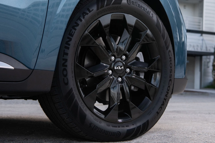 2024 Kia Carnival 19-Inch Machine-Finished Wheel Close-Up 